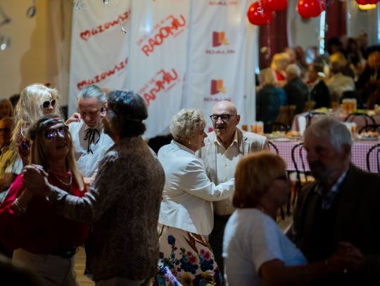 Potańcówka w klimacie PRL w DK Idalin (zdjęcia)