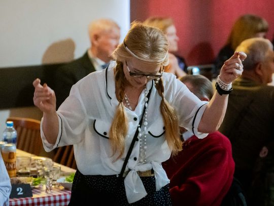 Potańcówka w klimacie PRL w DK Idalin (zdjęcia)