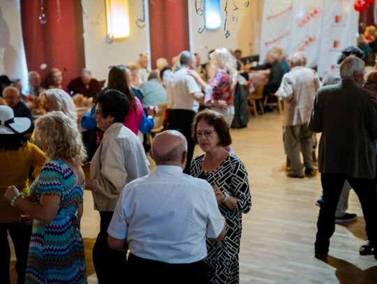 Potańcówka w klimacie PRL w DK Idalin (zdjęcia)