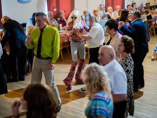 Potańcówka w klimacie PRL w DK Idalin (zdjęcia)