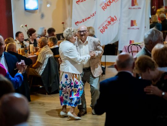 Potańcówka w klimacie PRL w DK Idalin (zdjęcia)