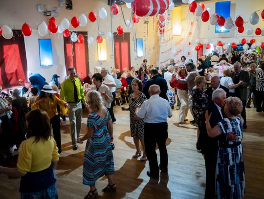 Potańcówka w klimacie PRL w DK Idalin (zdjęcia)