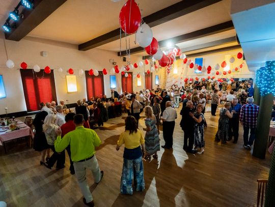 Potańcówka w klimacie PRL w DK Idalin (zdjęcia)