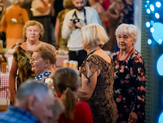 Potańcówka w klimacie PRL w DK Idalin (zdjęcia)