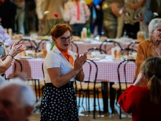 Potańcówka w klimacie PRL w DK Idalin (zdjęcia)