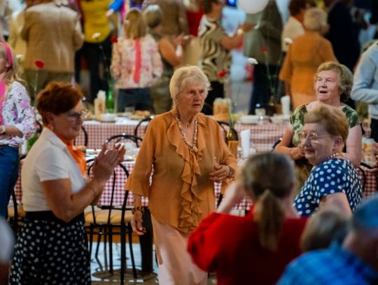 Potańcówka w klimacie PRL w DK Idalin (zdjęcia)