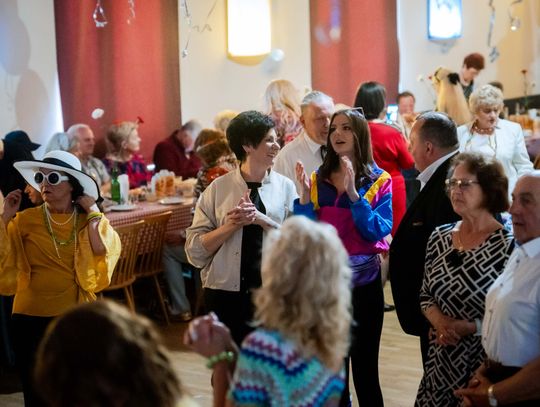 Potańcówka w klimacie PRL w DK Idalin (zdjęcia)