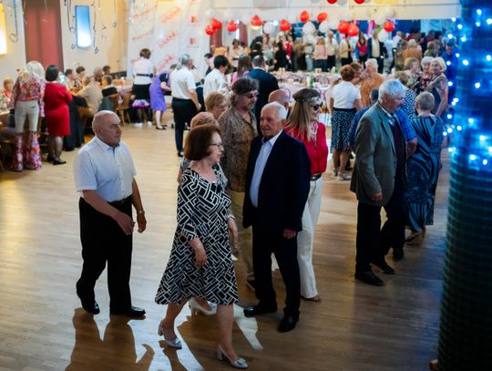 Potańcówka w klimacie PRL w DK Idalin (zdjęcia)