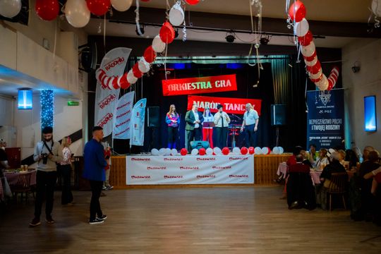 Potańcówka w klimacie PRL w DK Idalin (zdjęcia)