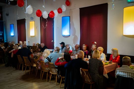 Potańcówka w klimacie PRL w DK Idalin (zdjęcia)