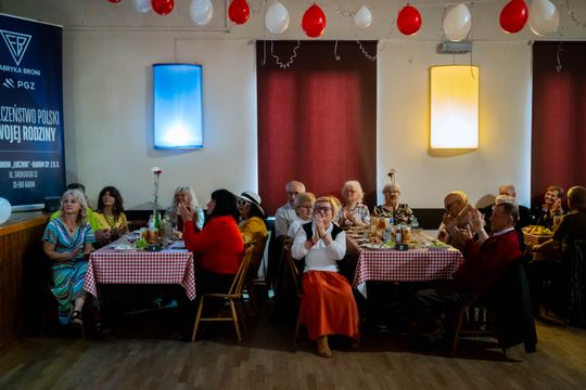 Potańcówka w klimacie PRL w DK Idalin (zdjęcia)