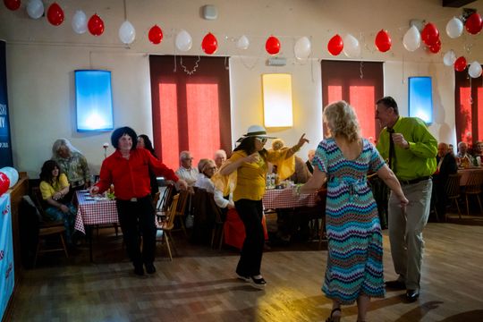 Potańcówka w klimacie PRL w DK Idalin (zdjęcia)