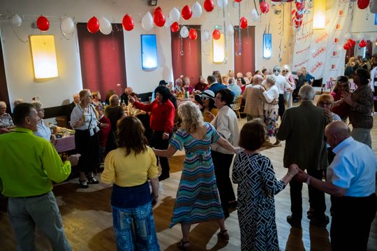 Potańcówka w klimacie PRL w DK Idalin (zdjęcia)