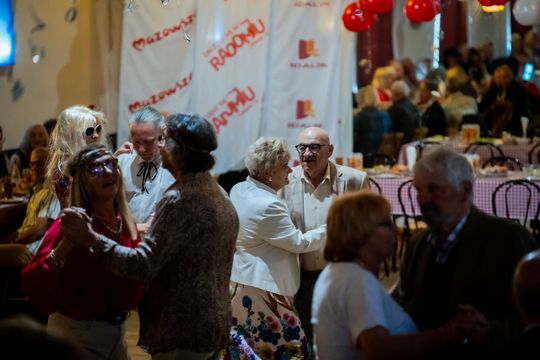 Potańcówka w klimacie PRL w DK Idalin (zdjęcia)