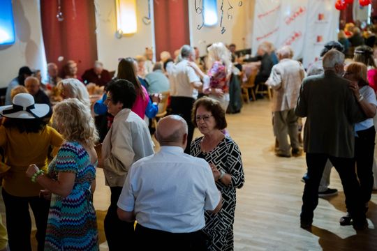 Potańcówka w klimacie PRL w DK Idalin (zdjęcia) Potańcówka w klimacie PRL w DK Idalin (zdjęcia)