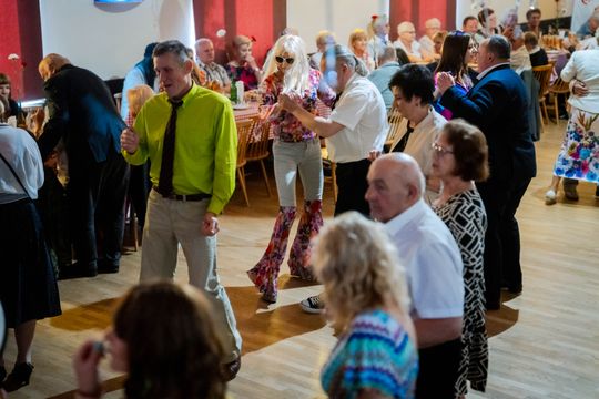 Potańcówka w klimacie PRL w DK Idalin (zdjęcia) Potańcówka w klimacie PRL w DK Idalin (zdjęcia)