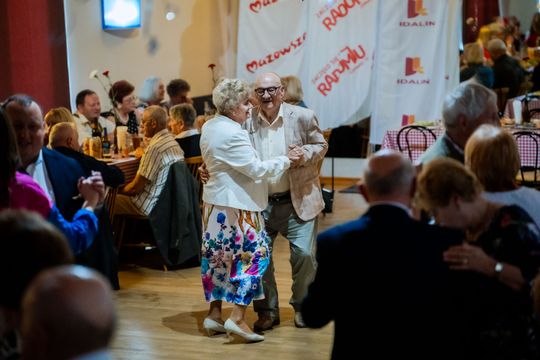 Potańcówka w klimacie PRL w DK Idalin (zdjęcia)