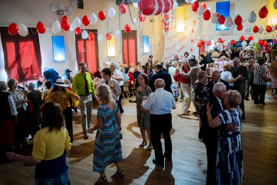 Potańcówka w klimacie PRL w DK Idalin (zdjęcia)