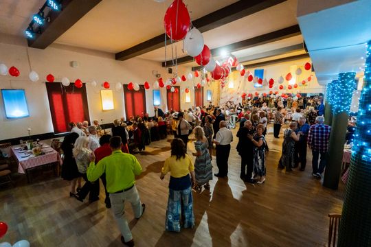 Potańcówka w klimacie PRL w DK Idalin (zdjęcia)