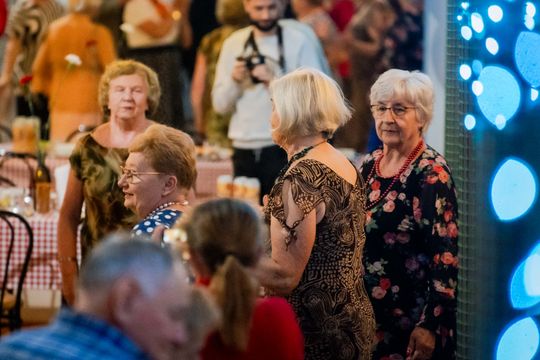 Potańcówka w klimacie PRL w DK Idalin (zdjęcia)