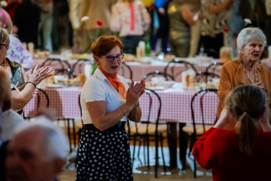 Potańcówka w klimacie PRL w DK Idalin (zdjęcia) Potańcówka w klimacie PRL w DK Idalin (zdjęcia)