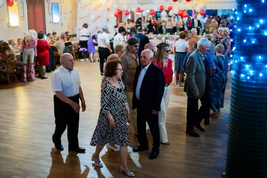 Potańcówka w klimacie PRL w DK Idalin (zdjęcia) Potańcówka w klimacie PRL w DK Idalin (zdjęcia)