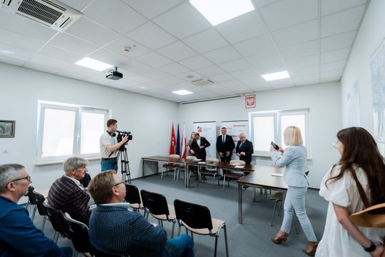Podpisanie umowy na przebudowę DW731 (zdjęcia)