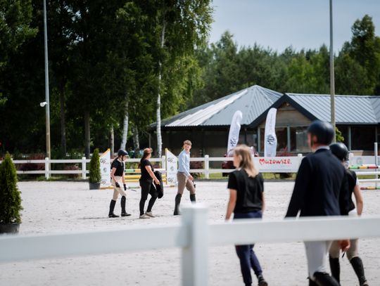 Zawody regionalne i towarzyskie w skokach przez przeszkody (zdjęcia)