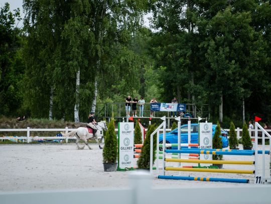 Zawody regionalne i towarzyskie w skokach przez przeszkody (zdjęcia)
