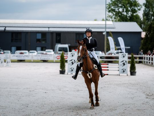 Zawody regionalne i towarzyskie w skokach przez przeszkody (zdjęcia)