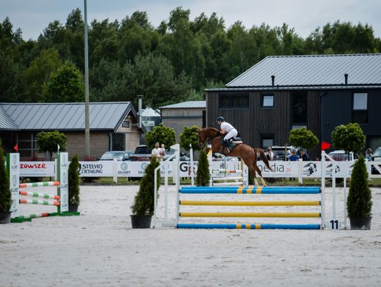 Zawody regionalne i towarzyskie w skokach przez przeszkody (zdjęcia)