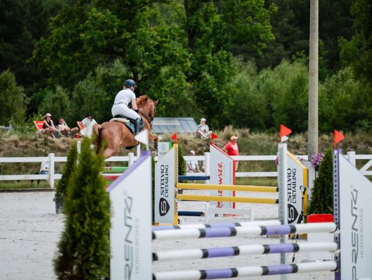 Zawody regionalne i towarzyskie w skokach przez przeszkody (zdjęcia)