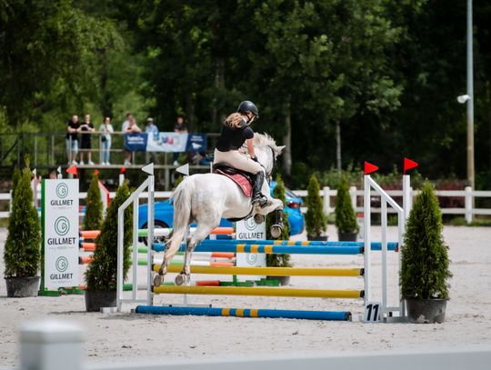 Zawody regionalne i towarzyskie w skokach przez przeszkody (zdjęcia)