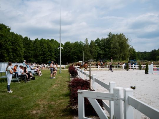 Zawody regionalne i towarzyskie w skokach przez przeszkody (zdjęcia)