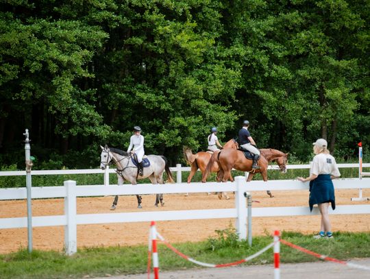 Zawody regionalne i towarzyskie w skokach przez przeszkody (zdjęcia)