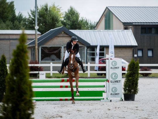 Zawody regionalne i towarzyskie w skokach przez przeszkody (zdjęcia)
