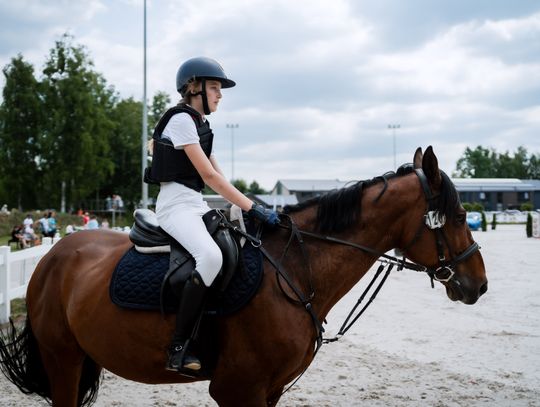 Zawody regionalne i towarzyskie w skokach przez przeszkody (zdjęcia)