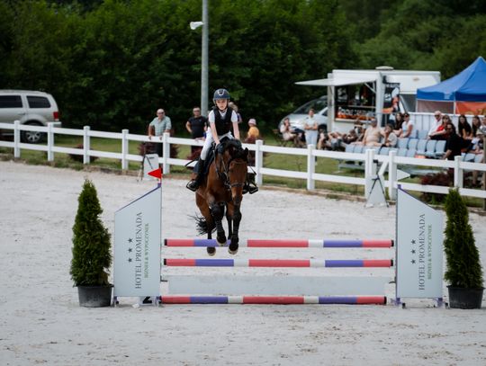 Zawody regionalne i towarzyskie w skokach przez przeszkody (zdjęcia)
