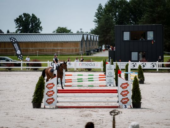Zawody regionalne i towarzyskie w skokach przez przeszkody (zdjęcia)