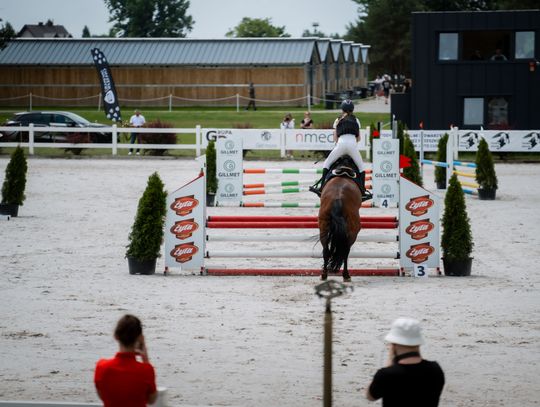 Zawody regionalne i towarzyskie w skokach przez przeszkody (zdjęcia)