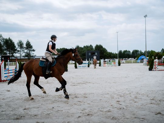 Zawody regionalne i towarzyskie w skokach przez przeszkody (zdjęcia)