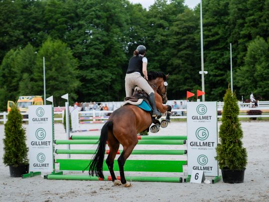 Zawody regionalne i towarzyskie w skokach przez przeszkody (zdjęcia)