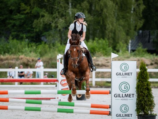 Zawody regionalne i towarzyskie w skokach przez przeszkody (zdjęcia)