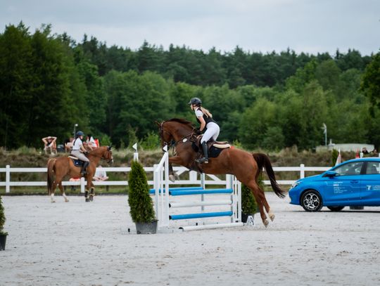 Zawody regionalne i towarzyskie w skokach przez przeszkody (zdjęcia)