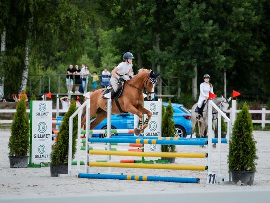 Zawody regionalne i towarzyskie w skokach przez przeszkody (zdjęcia)
