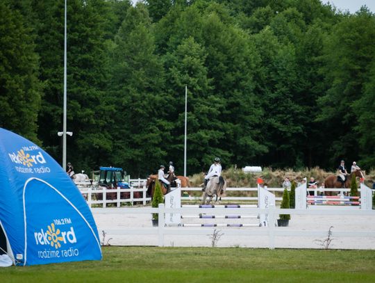 Zawody regionalne i towarzyskie w skokach przez przeszkody (zdjęcia)