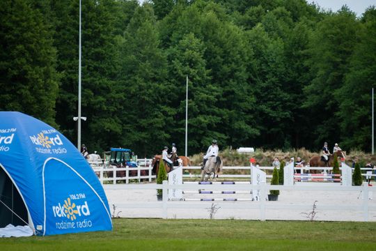 Zawody regionalne i towarzyskie w skokach przez przeszkody (zdjęcia)