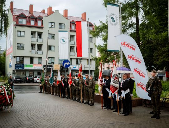 Złożenie kwiatów pod tablicą upamiętniającą Protest Robotniczy Czerwiec ’76 (zdjęcia)