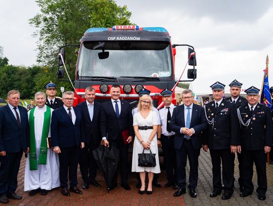 Przekazanie wozu strażackiego dla OSP Radzanów (zdjęcia)
