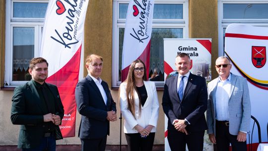 Podpisanie umowy na termomodernizację szkoły podstawowej w Parznicach (zdjęcia)